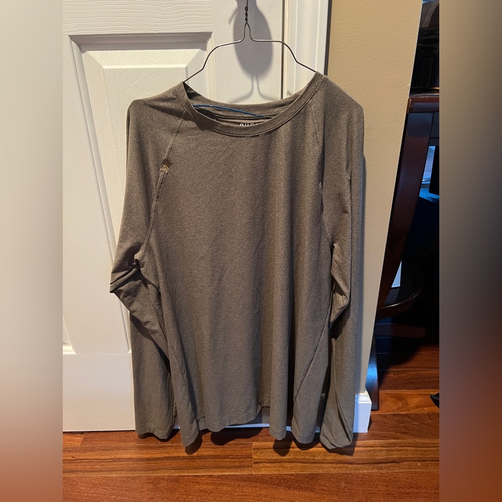 RHONE Men’s reign, long sleeve tshirt, size Medium in heather brownish color.